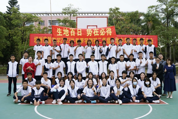 秣馬揚(yáng)鞭酬壯志，奮楫篤行鑄輝煌