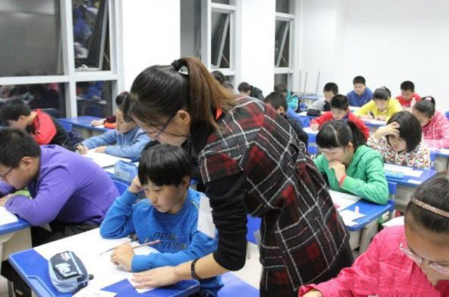 年輕的女老師被辭退，理由竟然是因為“雙減”，到底發(fā)生了什么