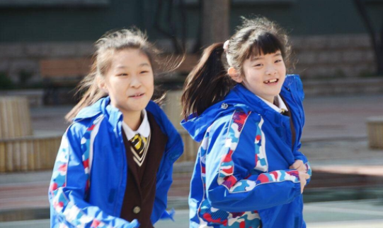 上海一小學(xué)收2320元校服費(fèi)，校服清單里還有背心？家長(zhǎng)回復(fù)