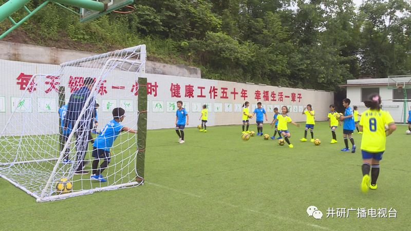 愛心人士到井研捐資助學(xué)、捐建校園足球場(chǎng)