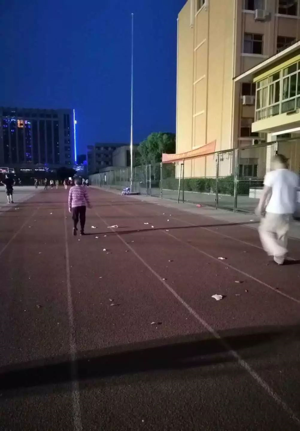 9所符合條件的城區(qū)學(xué)校的體育場(chǎng)地全部向社會(huì)開放。