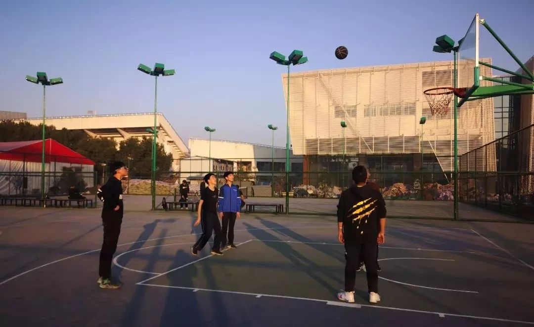 9所符合條件的城區(qū)學(xué)校的體育場(chǎng)地全部向社會(huì)開放。